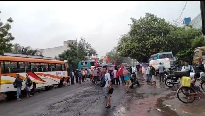 Bharat Bandh: Strikers resort to rail and road blockades in parts of Bengal Bharat Bandh: Strikers resort to rail and road blockades in parts of Bengal