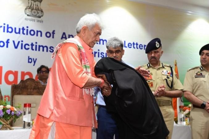 J&K Lieutenant Governor Manoj Sinha with terror victim families of Baramulla district LG Manoj Singh