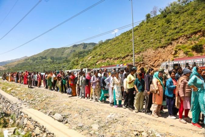 Amarnath Yatra: Over two lakh devotees have 'darshan', fresh batch of 6143 leaves for Kashmir Amarnath Yatra: Over two lakh devotees have 'darshan', fresh batch of 6143 leaves for Kashmir