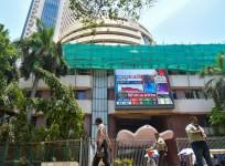 Indian stock market falls amid fresh US tariff threats, selling in IT stock