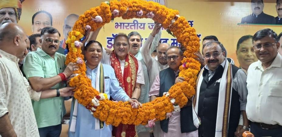 J&K BJP leaders felicitating Kavinder Gupta after his appointment as new Lieutenant Governor of Ladakh Kavinder Gupta