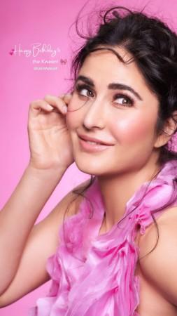 Vicky Kaushal kisses wifey Katrina Kaif as she turns 43; fans ask, 'When are you having a Baby?' Vicky Kaushal kisses wifey Katrina Kaif as she turns 43; fans ask, 'When are you having a Baby?'