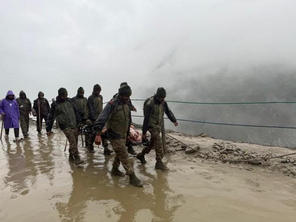 Indian Army's Swift Rescue of Stranded Amarnath Pilgrims Indian Army's Swift Rescue of Stranded Amarnath Pilgrims