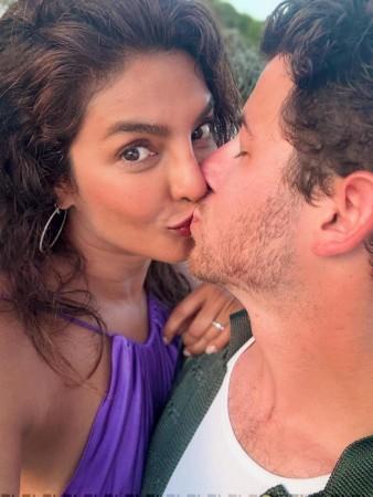 B-town celebs go bold: Priyanka Chopra, Kareena Kapoor, Disha, Mouni and Malaika turn up the heat on summer vacays B-town celebs go bold: Priyanka Chopra, Kareena Kapoor, Disha, Mouni and Malaika turn up the heat on summer vacays