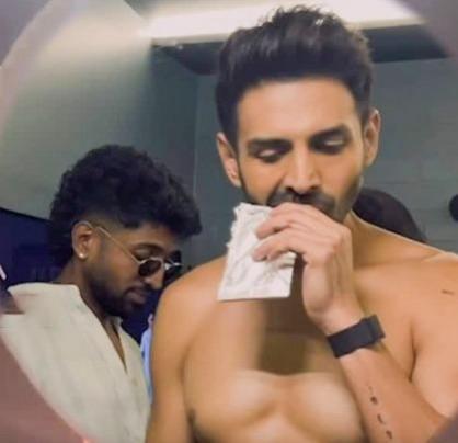 Kartik Aaryan recreates Coldplay kiss cam viral video; What is he cheating on? Kartik Aaryan recreates Coldplay kiss cam viral video; What is he cheating on?