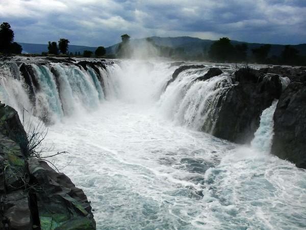 Hogenakkal falls travel adivsory: No tourists allowed amid rising water levels Hogenakkal falls travel adivsory: No tourists allowed amid rising water levels