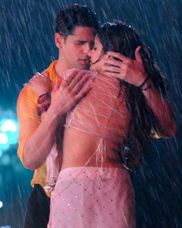 Bheege Saree: Janhvi Kapoor-Sidharth Malhotra's sensuous, lusty rain dance lacks chemistry; netizens cringe over song's bad lyrics Bheege Saree: Janhvi Kapoor-Sidharth Malhotra's sensuous, lusty rain dance lacks chemistry; netizens cringe over song's bad lyrics