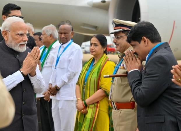 PM Modi arrives in Bengaluru; thousands line up on roads to welcome him