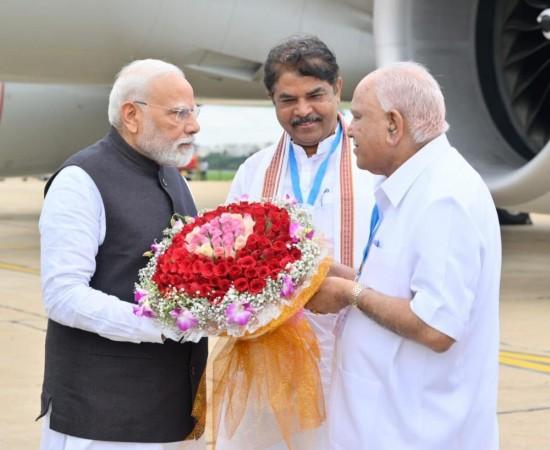 Prime Minister Narendra Modi arrived in Bengaluru, Karnataka, and was received by Governor Thaawarchand Gehlot, CM Siddaramaiah, former CM and BJP leader BS Yediyurappa and other leaders Prime Minister Narendra Modi arrived in Bengaluru, Karnataka, and was received by Governor Thaawarchand Gehlot, CM Siddaramaiah, former CM and BJP leader BS Yediyurappa and other leaders