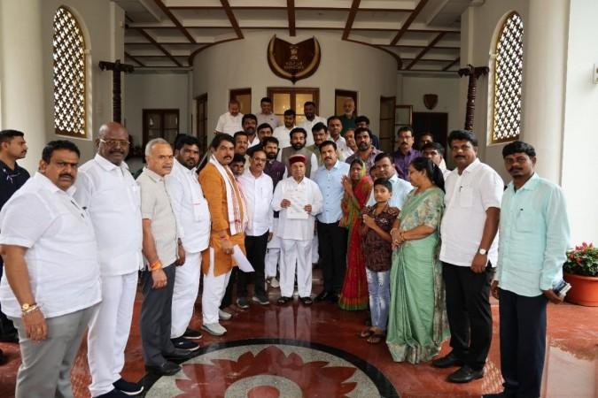 K'taka Hindu activist murder: BJP, JD-S delegation meets Guv; demands NIA probe, compensation K'taka Hindu activist murder: BJP, JD-S delegation meets Guv; demands NIA probe, compensation