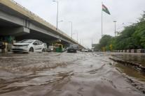 Delhi-NCR wakes up to light showers, IMD issues 'red alert'