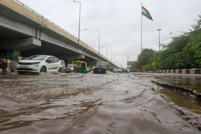 Delhi-NCR wakes up to light showers, IMD issues 'red alert' Delhi-NCR wakes up to light showers, IMD issues 'red alert'