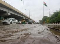 Delhi-NCR wakes up to light showers, IMD issues 'red alert'