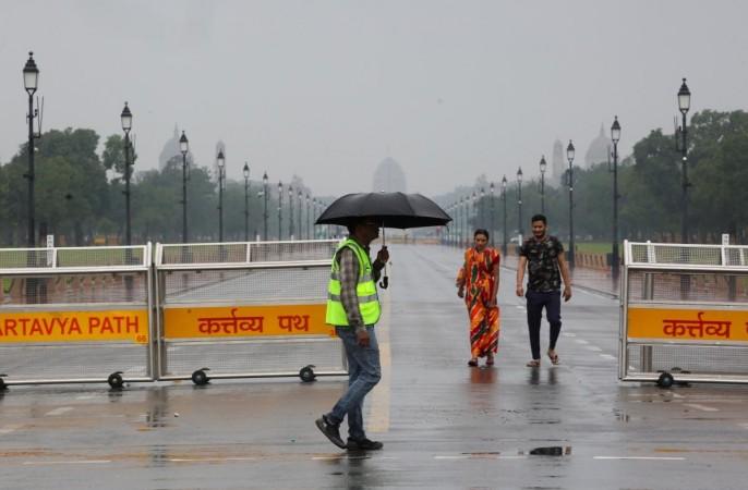 Delhi-NCR wakes up to light showers, IMD issues 'red alert' Delhi-NCR wakes up to light showers, IMD issues 'red alert'