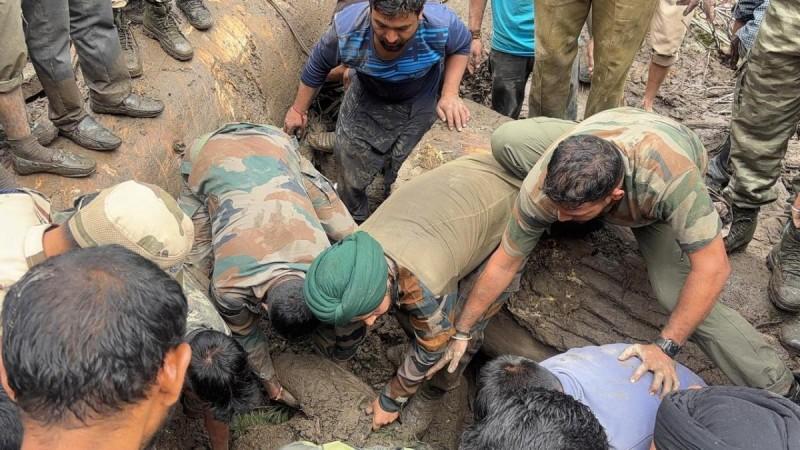 Soldiers of the Indian Army along with volunteers retrieving a body from debris. Rescue operation