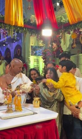 Ektaa Kapoor does 'abhishek' of Lord Krishna with son Ravie this Janmashtami Ektaa Kapoor does 'abhishek' of Lord Krishna with son Ravie this Janmashtami