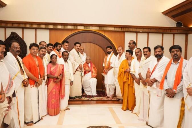 Mass grave case: BJP delegation visits Dharmasthala, demands CM's apology Mass grave case: BJP delegation visits Dharmasthala, demands CM's apology
