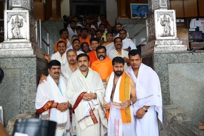 Mass grave case: BJP delegation visits Dharmasthala, demands CM's apology Mass grave case: BJP delegation visits Dharmasthala, demands CM's apology