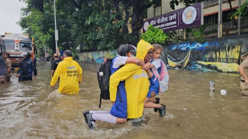 Mumbai Battered by 500 mm Rain in 84 Hours; IMD Issues Red Alert