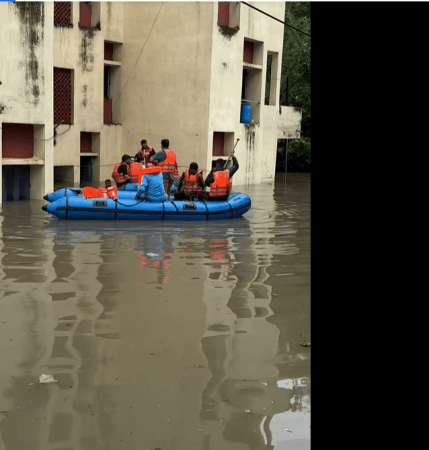 A team of SDRF evacuating students from hostel of IIIM Jammu SDRF