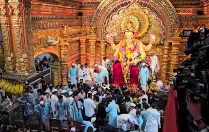 Ganesh Chaturthi: Massive crowd at Lalbaugcha Raja, devotees say 'feels like heaven' Ganesh Chaturthi: Massive crowd at Lalbaugcha Raja, devotees say 'feels like heaven'
