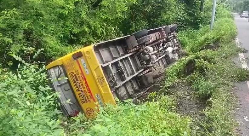 Over dozen children injured as school bus carrying 40 falls into gorge in U'khand's Haldwani Over dozen children injured as school bus carrying 40 falls into gorge in U'khand's Haldwani