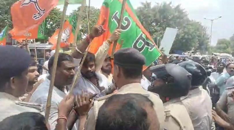 BJP-Cong workers clash in Patna over abusive remarks against PM Modi, his mother BJP-Cong workers clash in Patna over abusive remarks against PM Modi, his mother