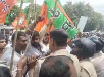 BJP-Cong workers clash in Patna over abusive remarks against PM Modi, his mother