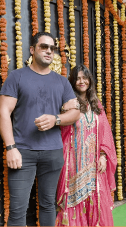 Ekta Kapoor poses arm-in-arm with mystery man; Kushal Tandon's parents meet ex-girlfriend Shivangi Joshi at Ganpati lunch Ekta Kapoor poses arm-in-arm with mystery man; Kushal Tandon's parents meet ex-girlfriend Shivangi Joshi at Ganpati lunch