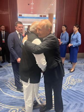 Russia shares 'video of the day' as PM Modi, Putin, Xi Jinping share warm moment at SCO Summit Russia shares 'video of the day' as PM Modi, Putin, Xi Jinping share warm moment at SCO Summit