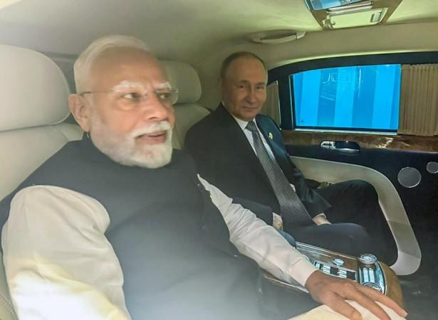Bonhomie on display as PM Modi, Putin travel in same car Bonhomie on display as PM Modi, Putin travel in same car