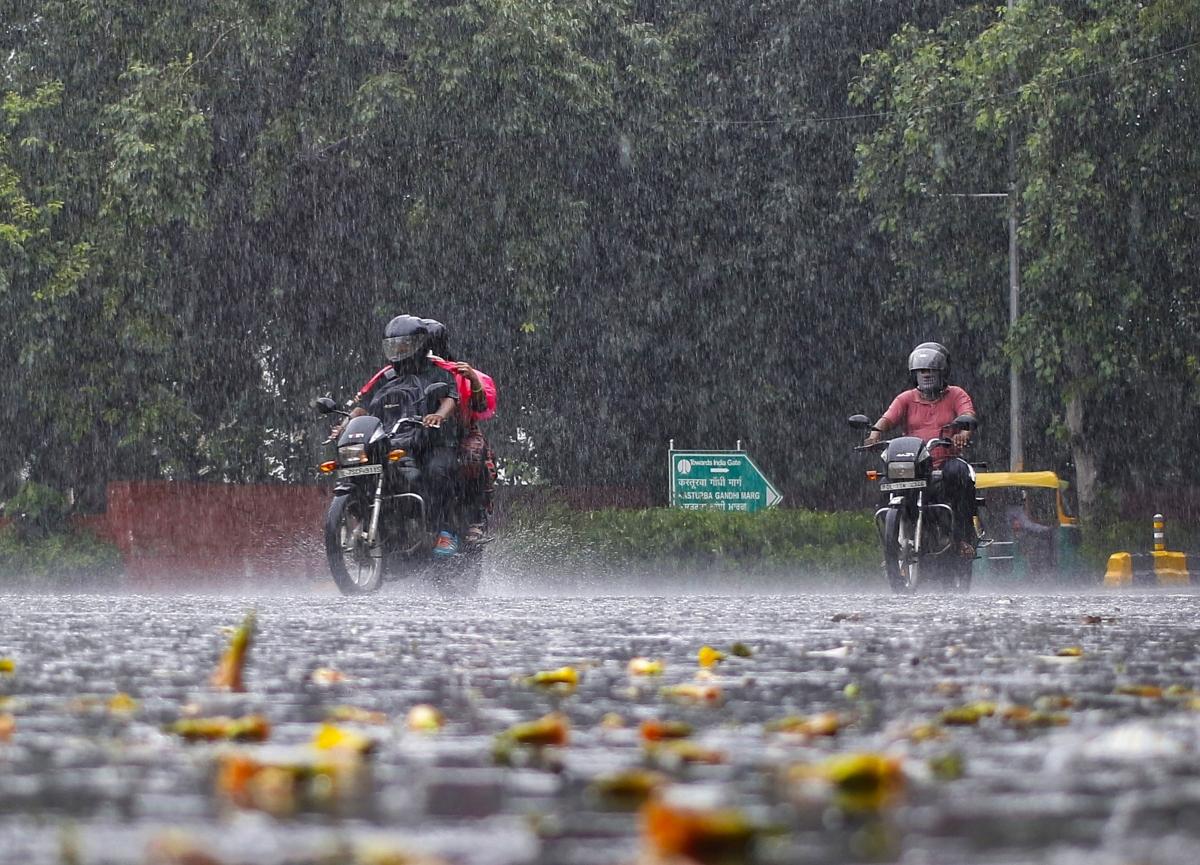 Rains lash Delhi-NCR, temperature dips; traffic snarls reported in several areas