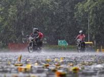 Rains lash Delhi-NCR, temperature dips; traffic snarls reported in several areas