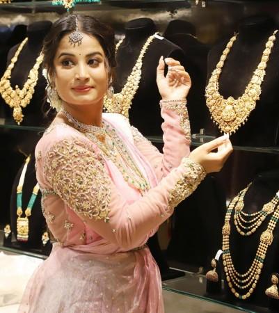 Gold, silver prices hit record high amid global uncertainties Gold, silver prices hit record high amid global uncertainties
