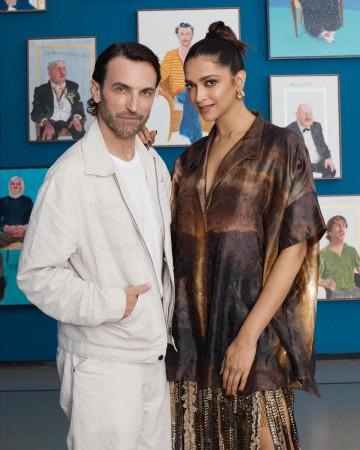 'Hot Maama': Ranveer Singh gushes over Deepika Padukone's LV outfit in Paris; netizens unimpressed with her oversized shirt, short pants look 'Hot Maama': Ranveer Singh gushes over Deepika Padukone's LV outfit in Paris; netizens unimpressed with her oversized shirt, short pants look