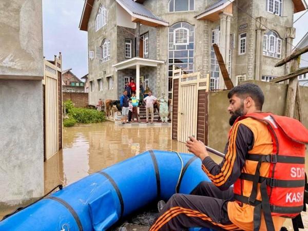 Cops of J&K Police along with teams of SDRF rescuing residents of Srinagar Rescue operation