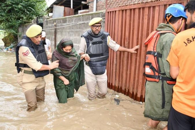 Cops of J&K Police evacuating civilians amid threat of flood Rescue operation