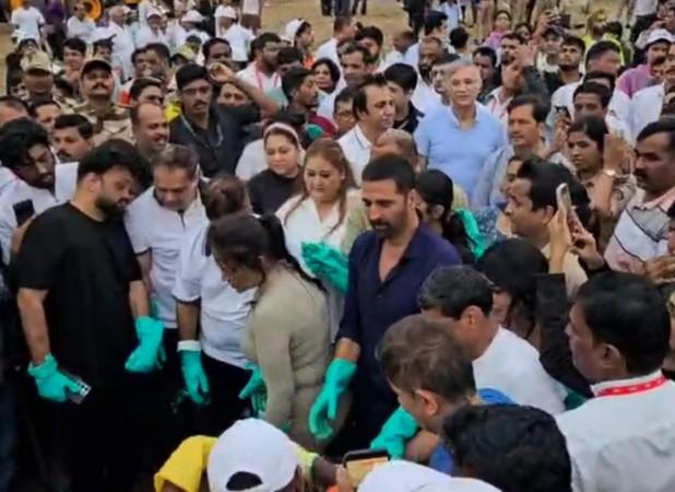 Akshay Kumar cleans up Mumbai's Juhu beach a day after Ganpati Visarjan Akshay Kumar cleans up Mumbai's Juhu beach a day after Ganpati Visarjan