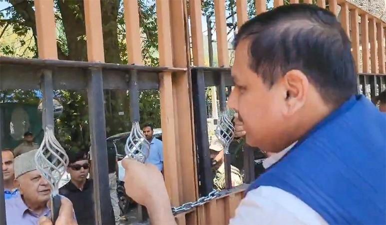 Srinagar: Sanjay Singh Climbs Gate Srinagar: Sanjay Singh Climbs Gate
