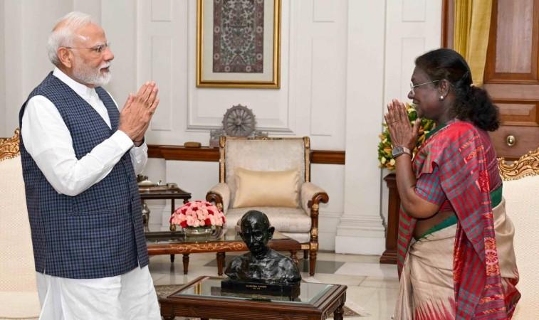 New Delhi: PM Modi meets President Murmu New Delhi: PM Modi meets President Murmu