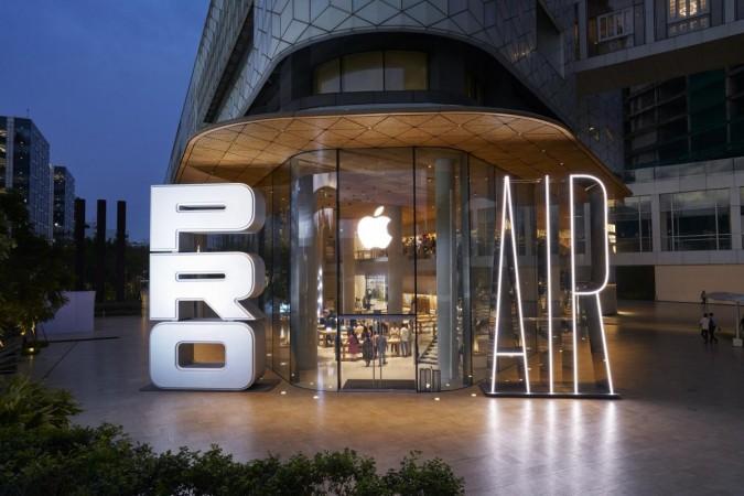 Punches, slaps, abuses: Scuffle erupts outside BKC Mumbai store as buyers queue to buy iPhone 17pro [Watch]