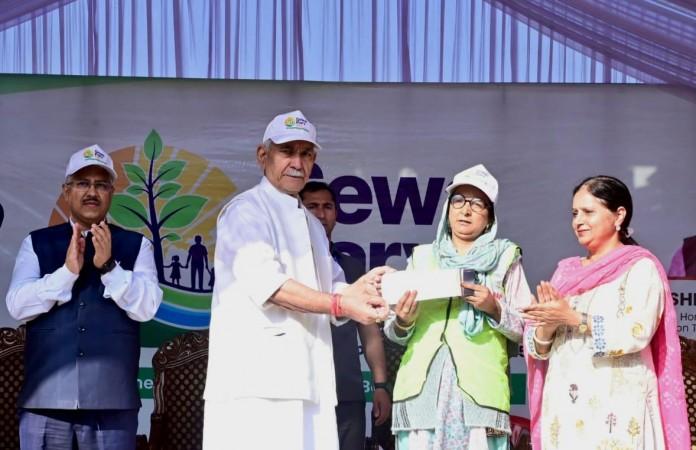 J&K L-G joins cleanliness drive in Srinagar's Dal Lake as part of 'Sewa Parv' J&K L-G joins cleanliness drive in Srinagar's Dal Lake as part of 'Sewa Parv'