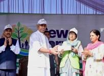 J&K L-G joins cleanliness drive in Srinagar's Dal Lake as part of 'Sewa Parv'