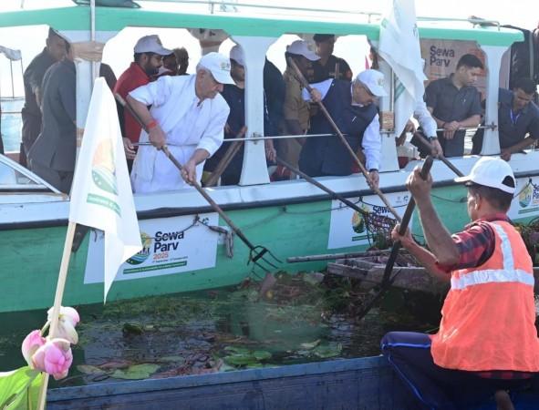 J&K L-G joins cleanliness drive in Srinagar's Dal Lake as part of 'Sewa Parv' J&K L-G joins cleanliness drive in Srinagar's Dal Lake as part of 'Sewa Parv'