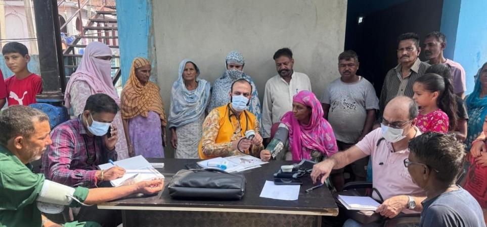 A team of doctors headed by Dr. Sushil Sharma examining flood-affected families of Jammu Doctors