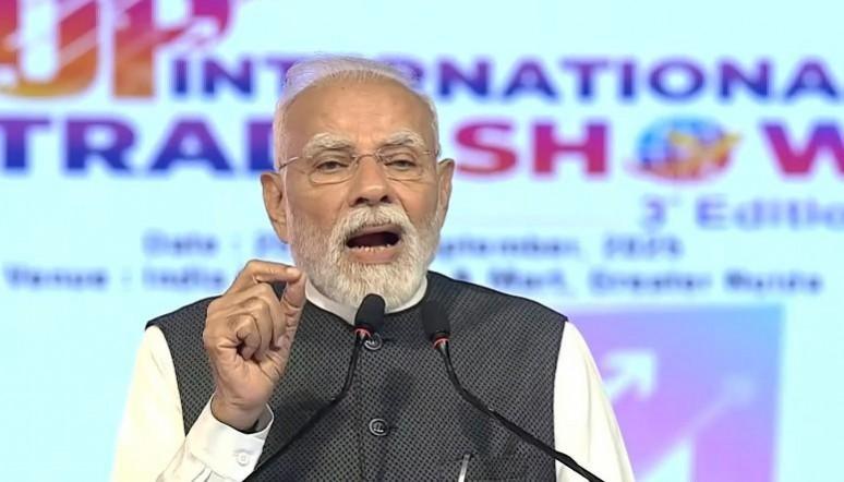 Govt stands shoulder to shoulder with entrepreneurs, PM Modi pitches 'Make in India' at UP trade show Govt stands shoulder to shoulder with entrepreneurs, PM Modi pitches 'Make in India' at UP trade show