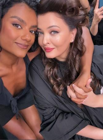 Aishwarya Rai & Bridgerton Actress Simone Ashley In Their 'Bestie Era' Claim Fans As They Pose For A Selfie Aishwarya Rai & Bridgerton Actress Simone Ashley In Their 'Bestie Era' Claim Fans As They Pose For A Selfie