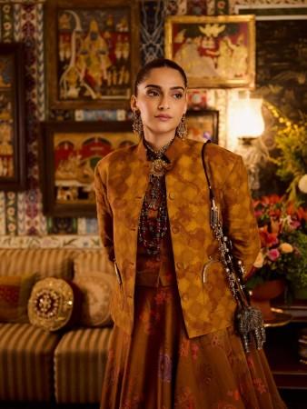 Anshula Kapoor's engagement: Sonam Kapoor ignores paparazzi amid pregnancy rumours; netizens call her arrogant, rude Anshula Kapoor engagement: Sonam Kapoor ignores paparazzi amid pregnancy rumours; netizens call her arrogant, rude