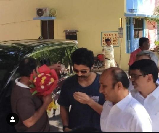Vijay Deverakonda flaunts engagement ring on his visit to Puttaparthi days after getting engaged to Rashmika Mandanna Vijay Deverakonda flaunts engagement ring on his visit to Puttaparthi days after getting engaged to Rashmika Mandanna