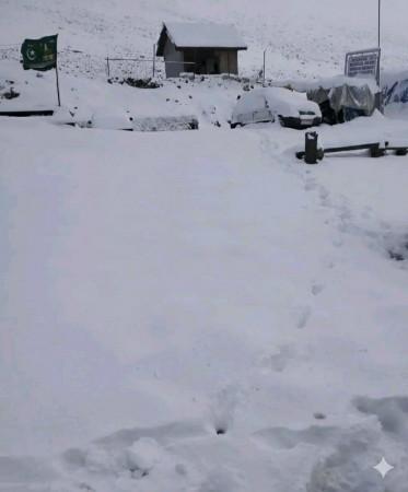 Snowfall, landslides close Srinagar-Jammu, Srinagar-Leh and Mughal Road in J&K Snowfall, landslides close Srinagar-Jammu, Srinagar-Leh and Mughal Road in J&K